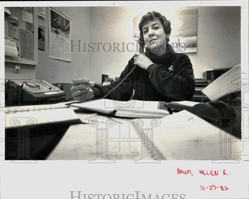 1982 Press Photo Helen R. Baum at Union Trust in Stamford, Connecticut- Historic Images