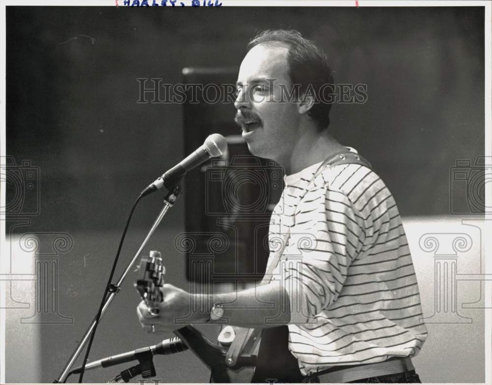 1990 Press Photo Bill Harley sings at Ferguson Library Birthday Party, Stamford- Historic Images