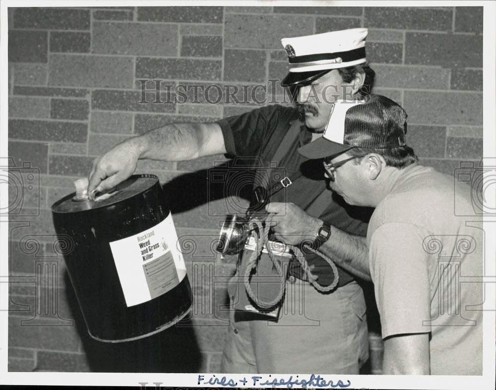 1989 Press Photo Captain Dan Hunsberger and Deputy Chief Kevin Tappe examine Can- Historic Images