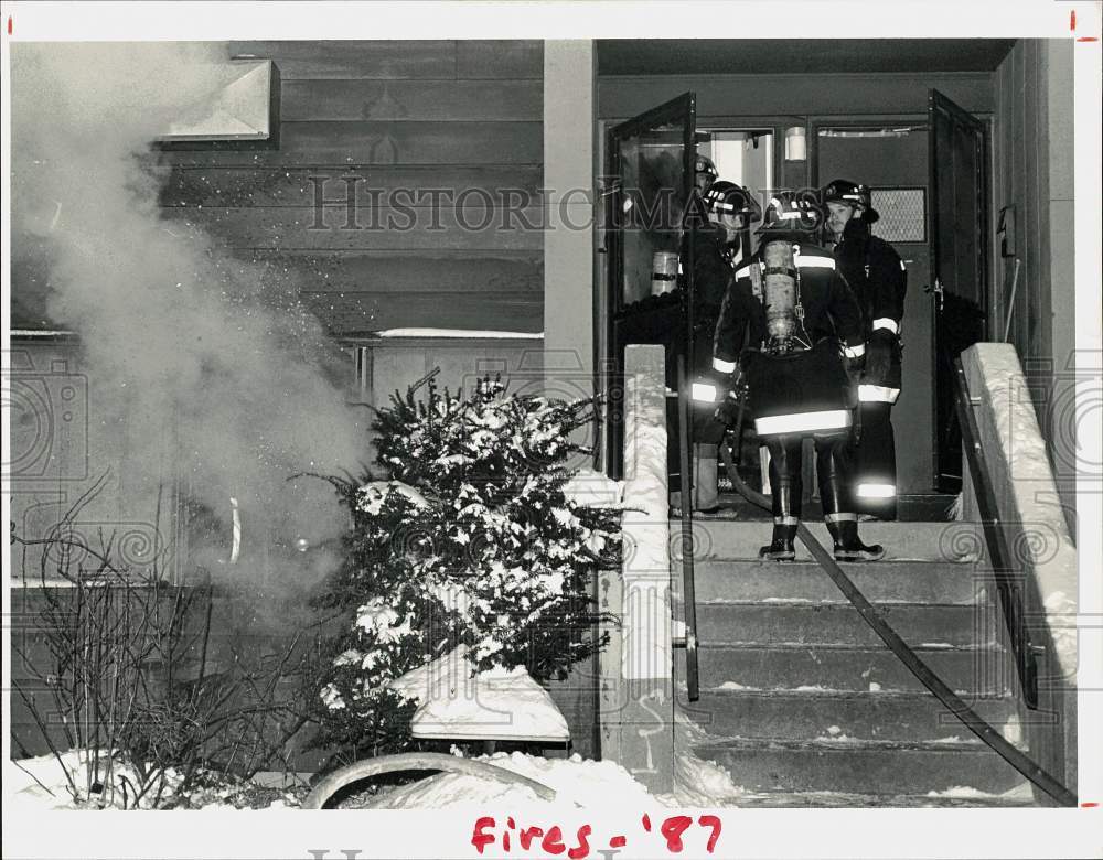 1987 Press Photo Firefighters respond to Ludlow Street Apartment Complex- Historic Images