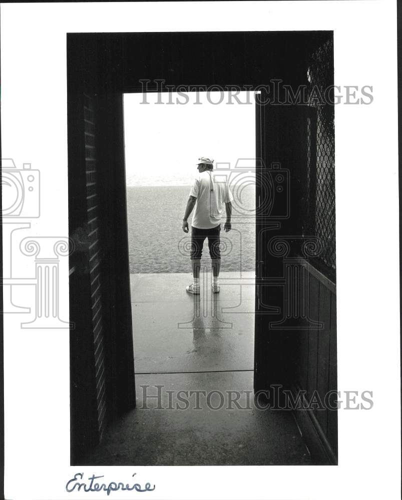 1992 Press Photo Lifeguard Jack Gordon at Cove Island Park in Stamford- Historic Images