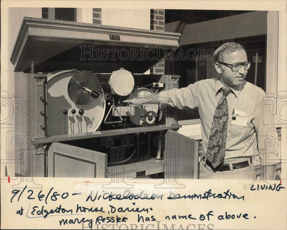 1980 Press Photo William Edgerton demonstrates Nickelodeon in Darien - ctaa05520- Historic Images