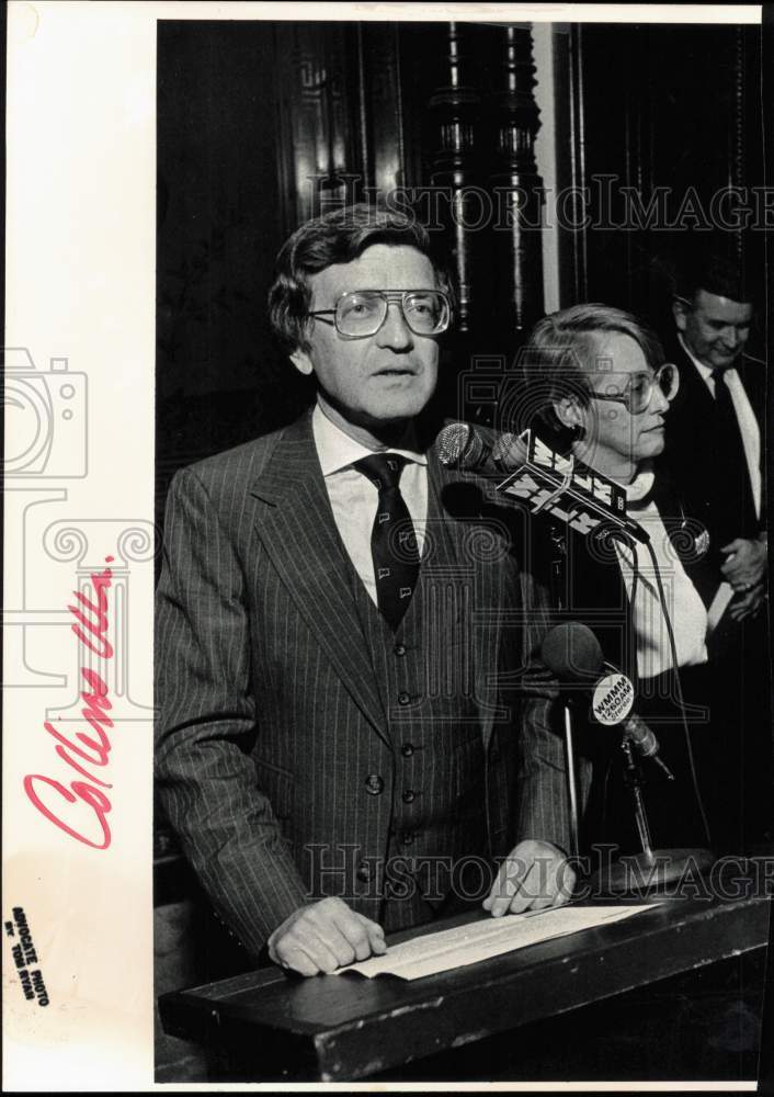 1985 Press Photo Mayor William Collins with Wife after Swearing In in Norwalk- Historic Images