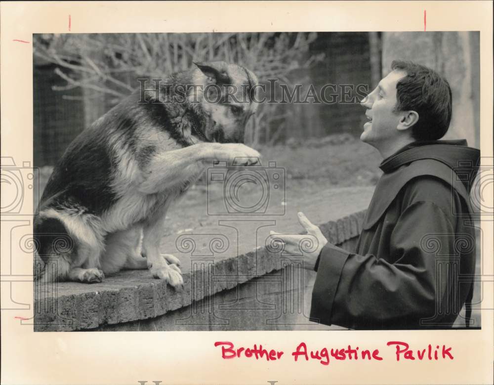 1984 Press Photo Brother Augustine Pavlik plays with his dog in New Canaan- Historic Images