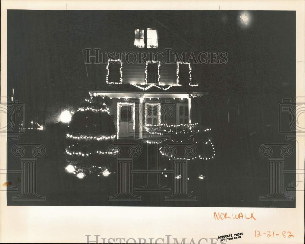 1982 Press Photo Christmas Lights on Whitmore House on West Main Street, Norwalk- Historic Images