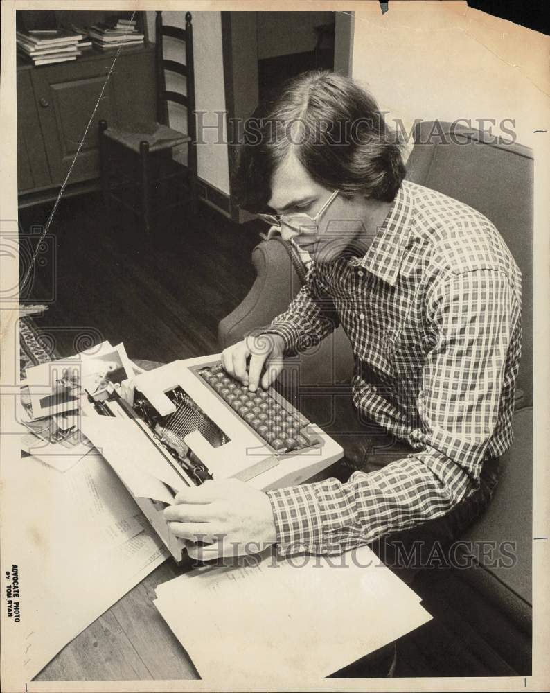 1980 Press Photo Adam Levine seated at Typewriter - ctaa09431- Historic Images