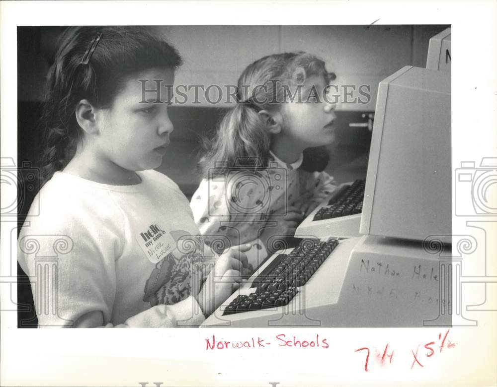 1984 Press Photo Nicole Luciano and Melissa Bud work Computers in Norwalk- Historic Images