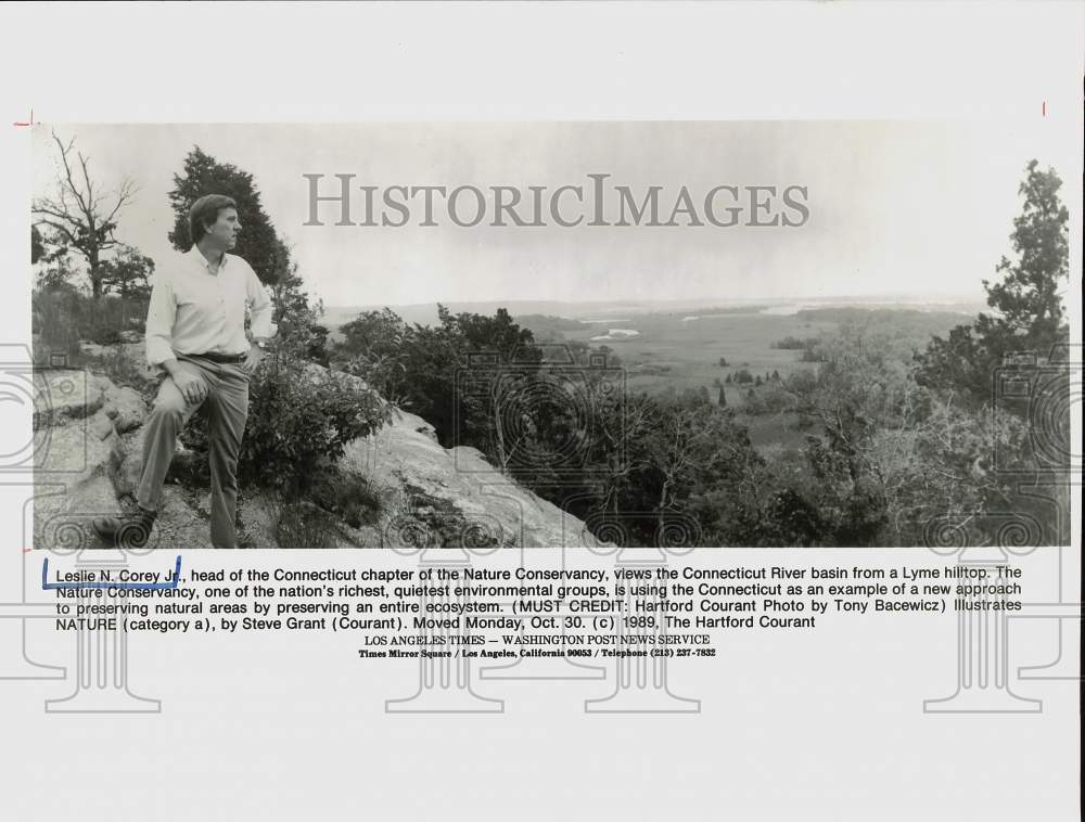 1989 Press Photo Leslie N. Corey Jr. views Connecticut River Basin from Hilltop- Historic Images