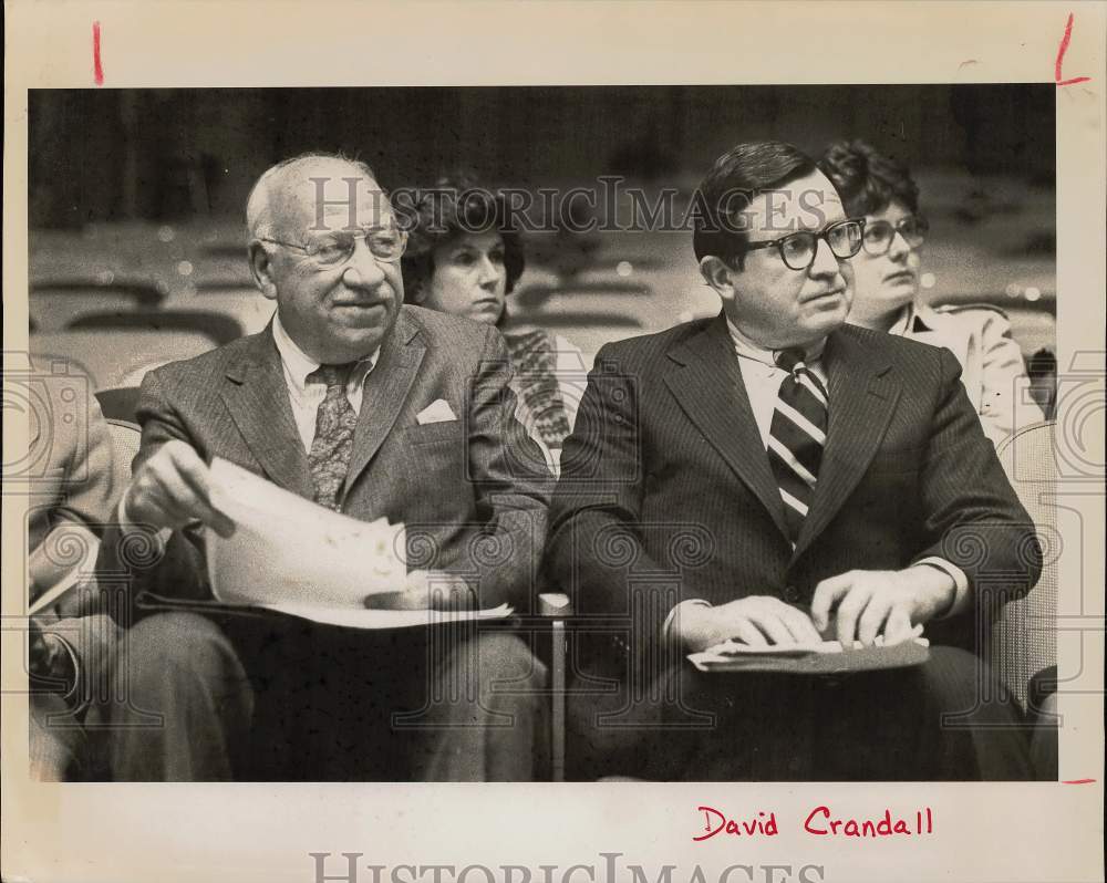 1983 Press Photo First Selectman Patrick and David Crandall at Darien Meeting- Historic Images
