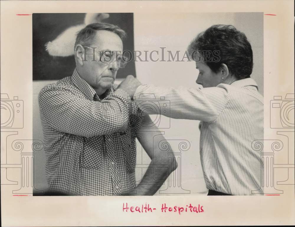 1984 Press Photo Everett Stow gets Flu Shot from Nurse Nancy Hanson in Norwalk- Historic Images