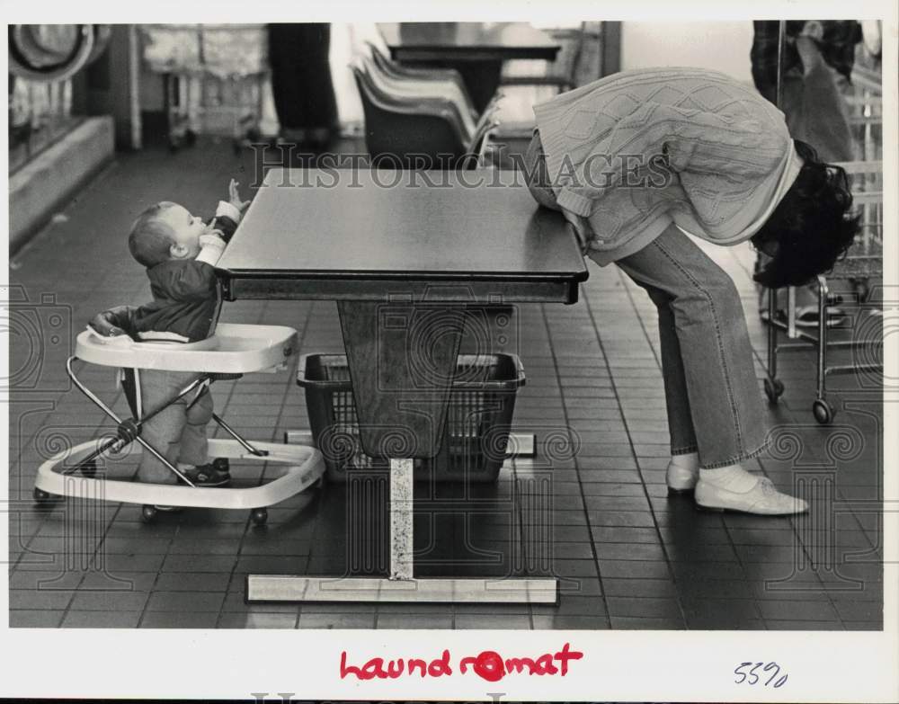 1986 Press Photo Michelle Weaver with her son, David at Laundromat in Stamford- Historic Images