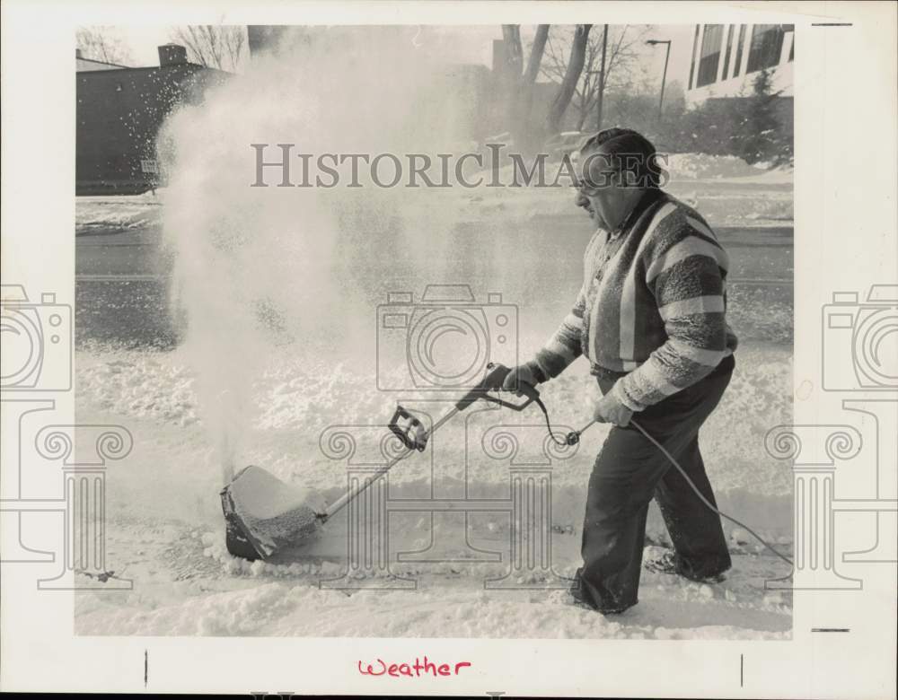 1984 Press Photo Ike Greenberg clears Snow with Electric Snow Blower, Stamford- Historic Images