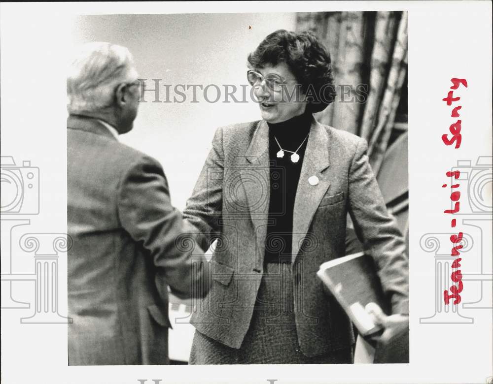 1986 Press Photo Jeanne-Lois Santy is congratulated by Tom Gillick in Stamford- Historic Images