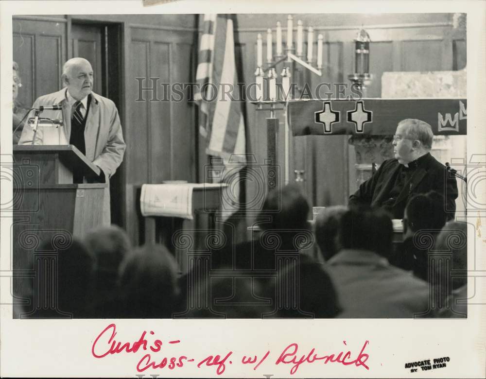 Press Photo Jerry Rybnick speaks to Bishop Walter Curtis, St. Benedict&#39;s Church- Historic Images