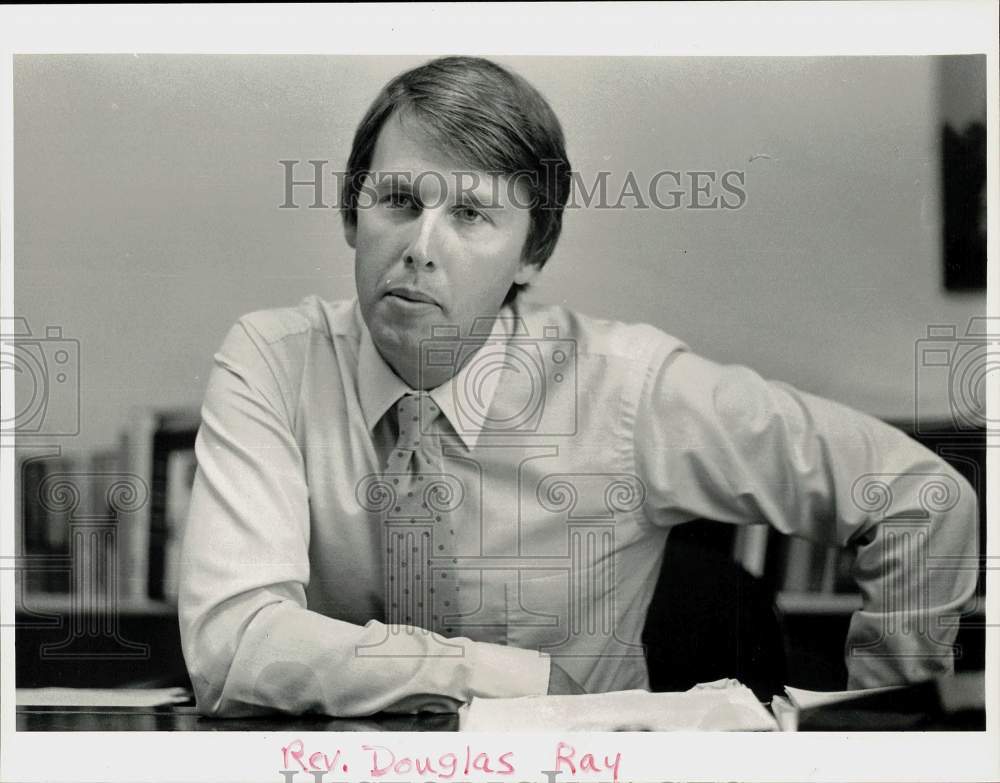 1985 Press Photo Reverend Doug Ray in his Office at St. Luke&#39;s Church in Darien- Historic Images