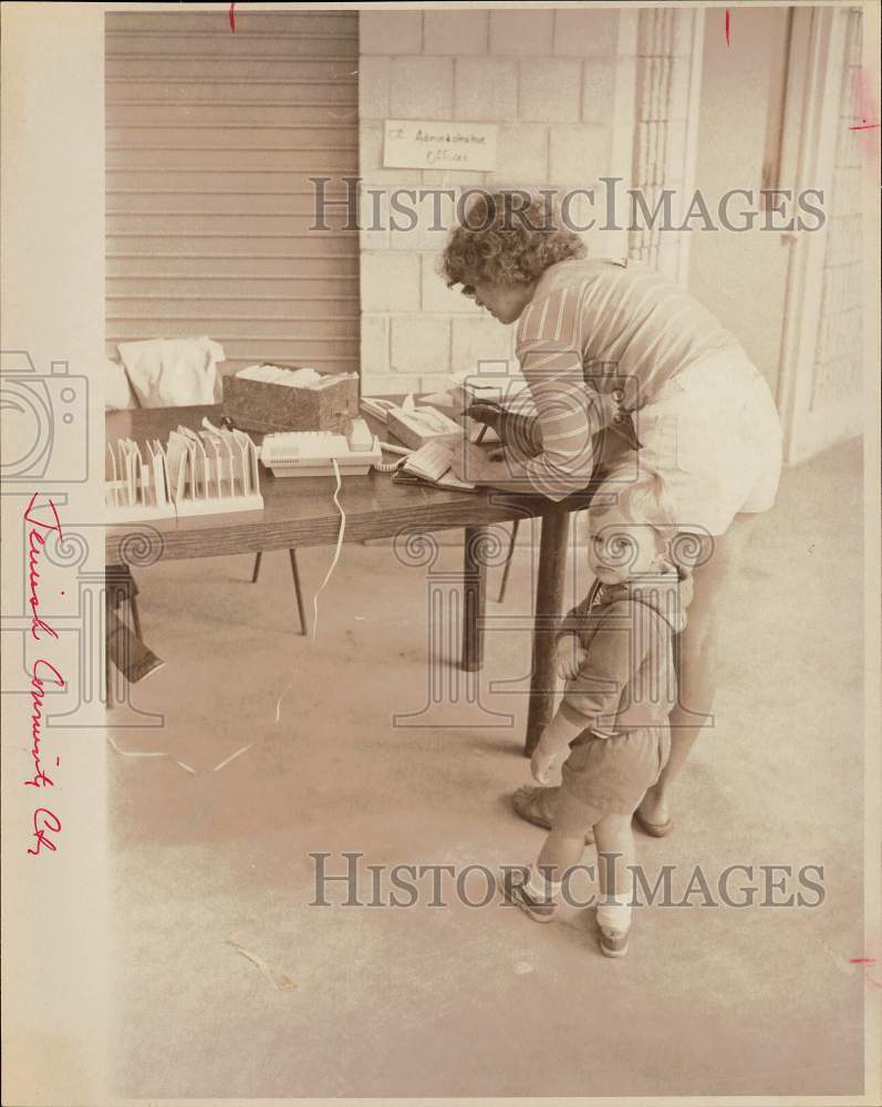 Press Photo Woman with Child at Jewish Community Center - ctaa16927- Historic Images