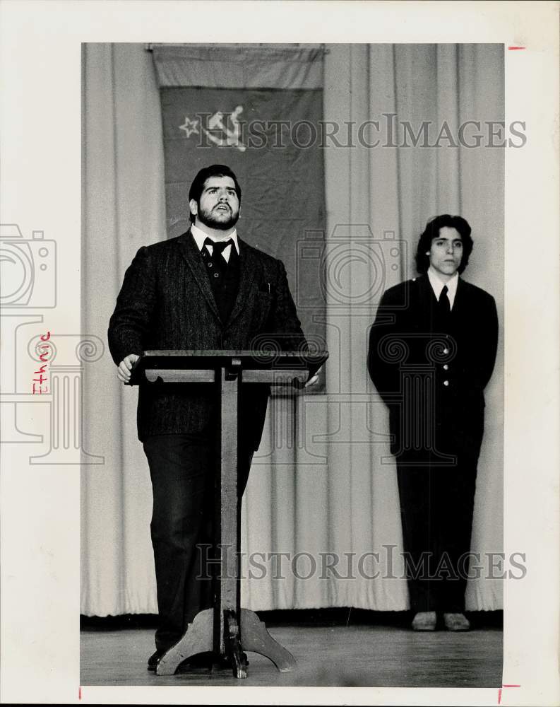 1984 Press Photo John Fasano in Lithuanian Play at First Presbyterian Church- Historic Images