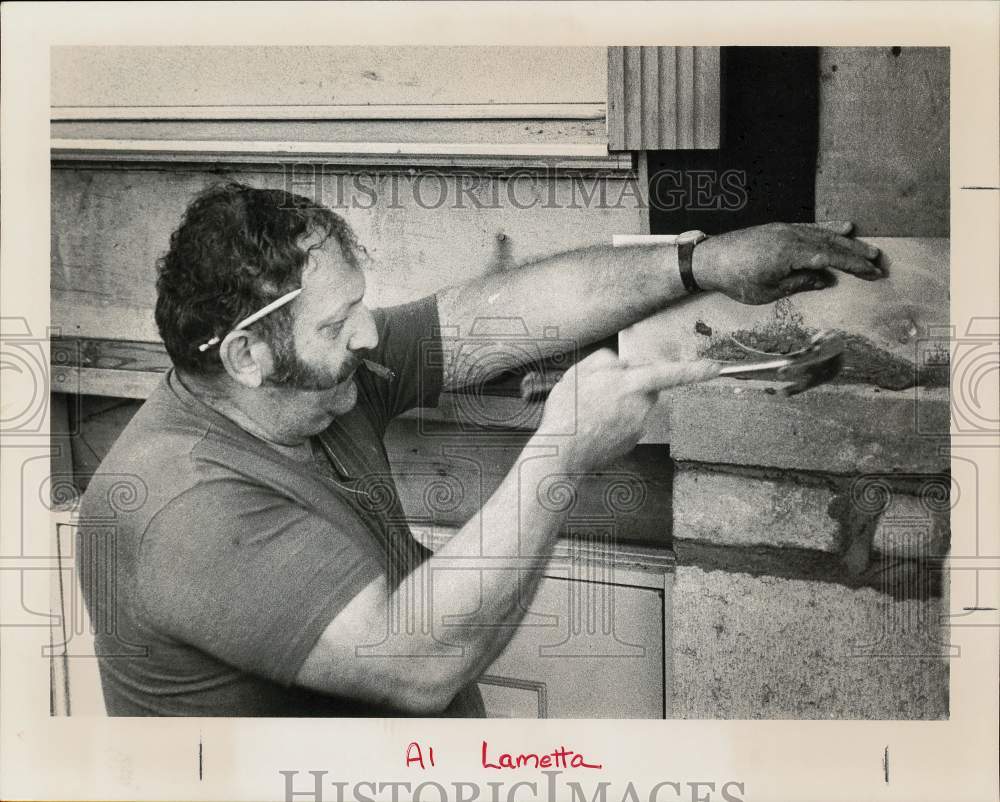 1983 Press Photo Al Lametta works on House on Perry Avenue in Norwalk- Historic Images