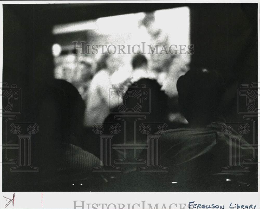 1988 Press Photo Attendees of Film Showing at Ferguson Library in Stamford- Historic Images