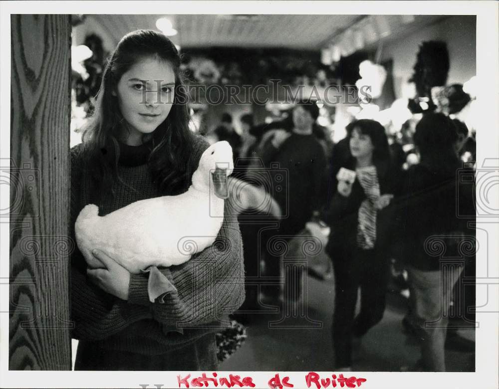 1985 Press Photo Katinka de Ruiter with Duck Hand Puppet at Noah&#39;s Ark Store- Historic Images