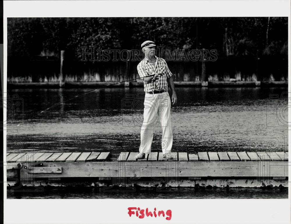 1985 Press Photo Pete Lupinacci fishes off Southfield Park Pier in Stamford- Historic Images