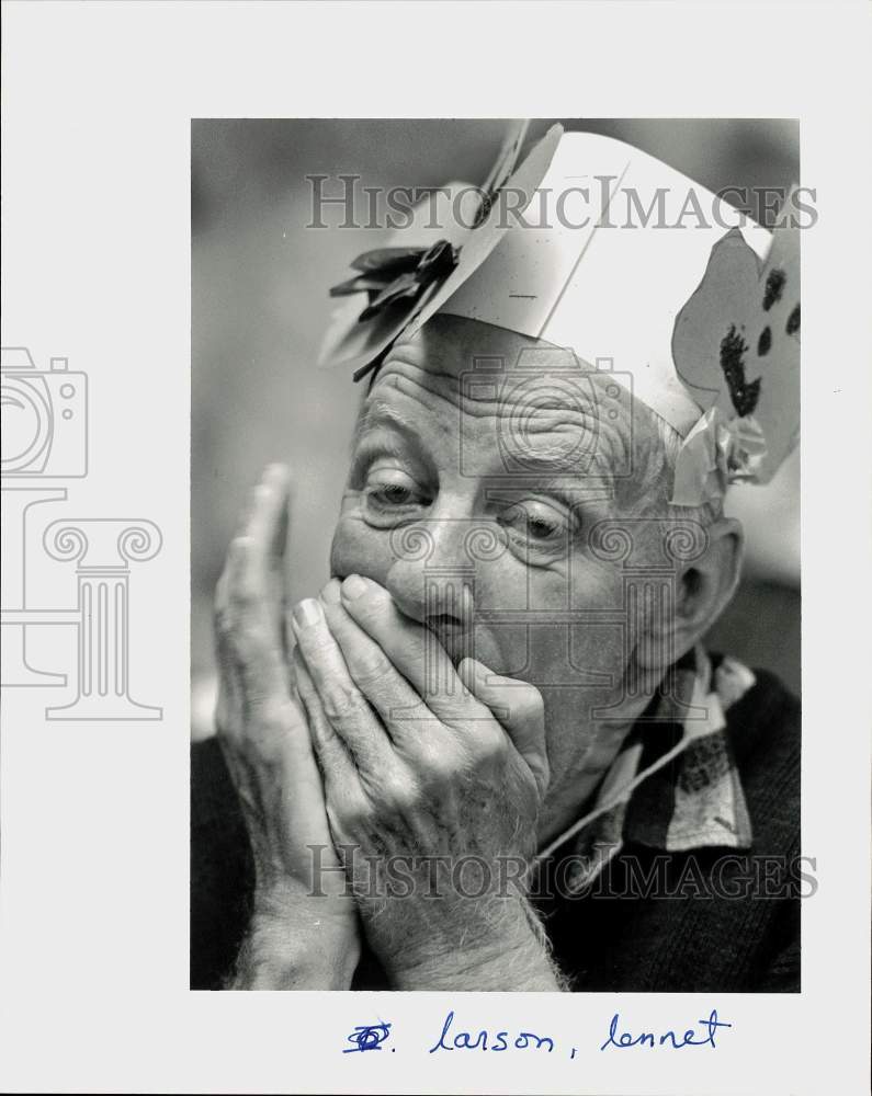 1991 Press Photo Lennart Larson plays Harmonica at Smith House Senior Center- Historic Images