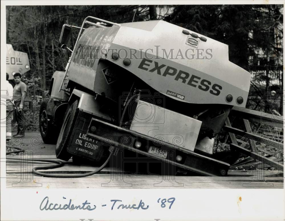 1989 Press Photo Oil Truck siphoned of Fuel after Accident in Stamford- Historic Images