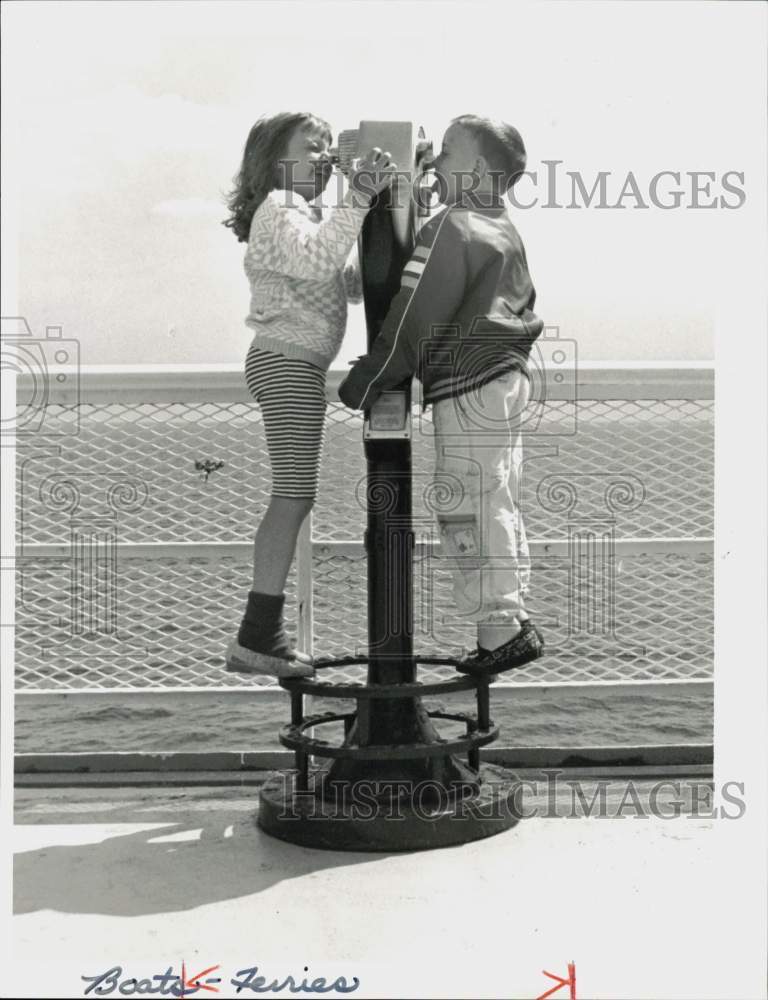1990 Press Photo Emily and David Gould with Telescope on Ferry to Port Jefferson- Historic Images
