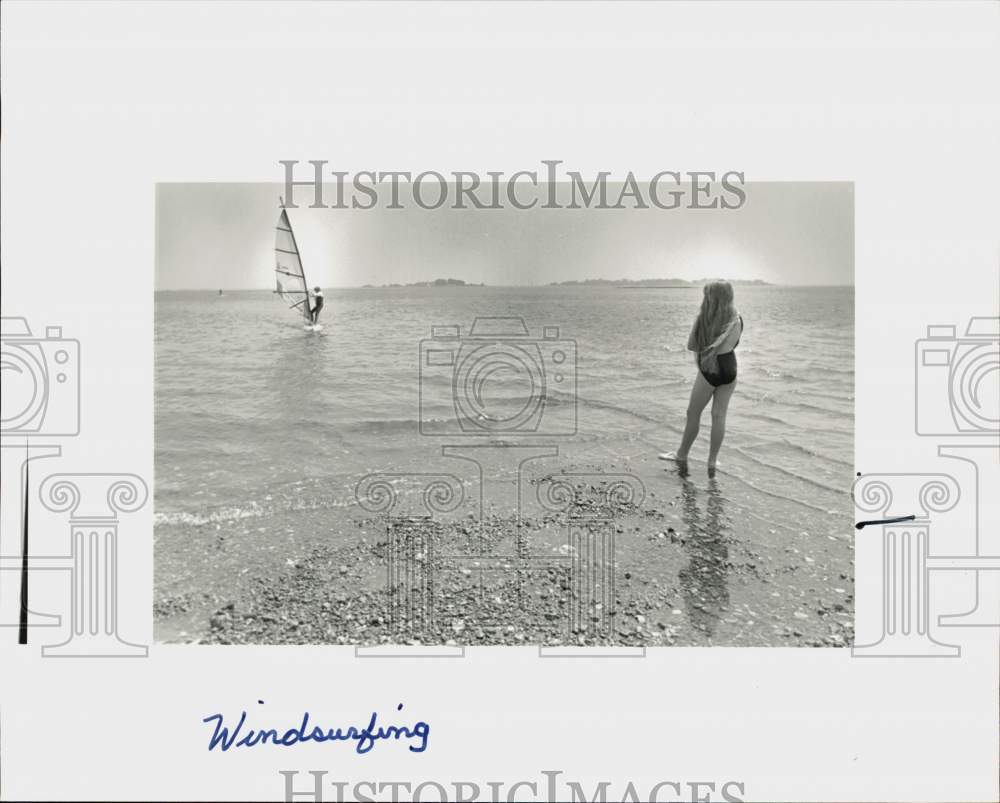 1991 Press Photo Tiffany Gordon watches Mom, Kathi Gordon windsurf in Norwalk- Historic Images