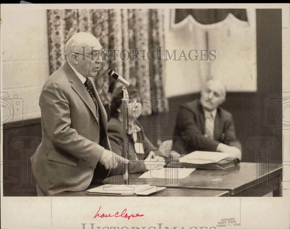 1981 Press Photo Mayor Louis Clapes at Mayoral Debate, Long Ridge Fire House- Historic Images