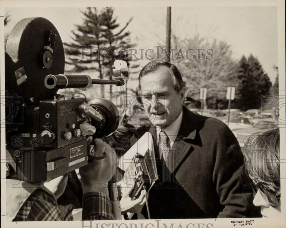 1980 Press Photo George Bush filmed by Reporters in Connecticut - ctaa27402- Historic Images