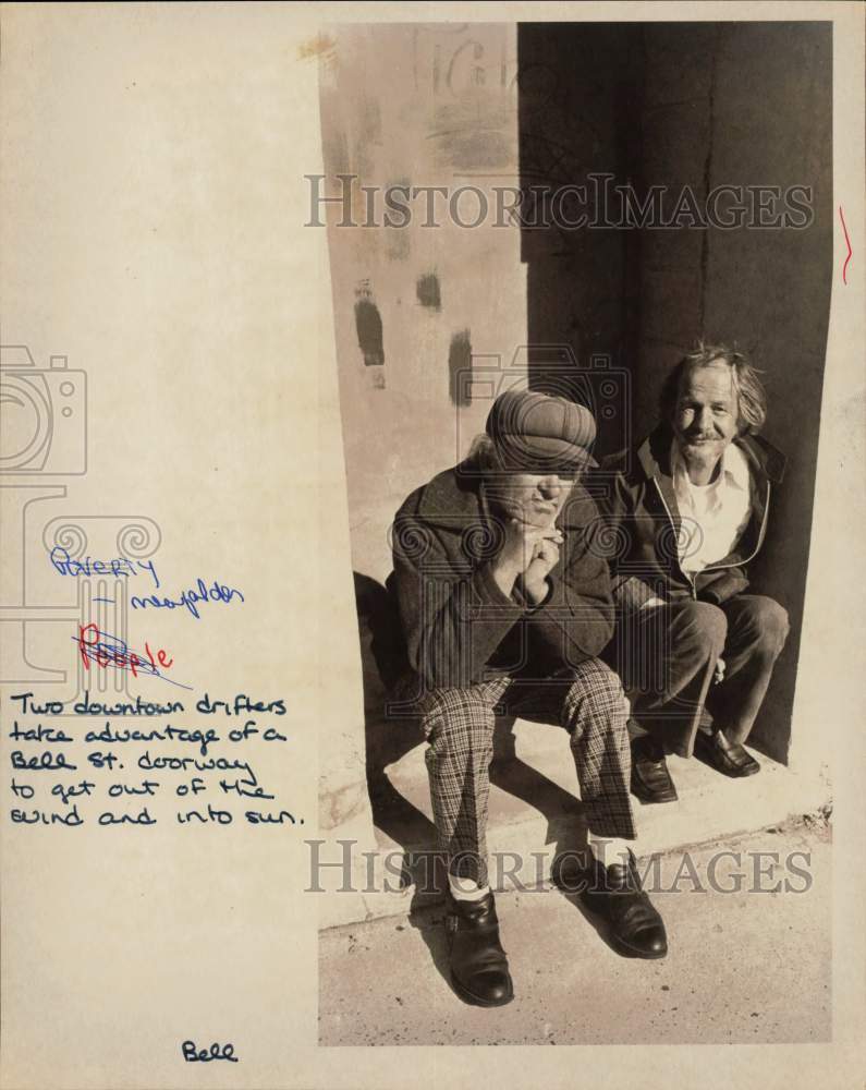 Press Photo Homeless People at Bell Street Doorway - ctaa32421- Historic Images