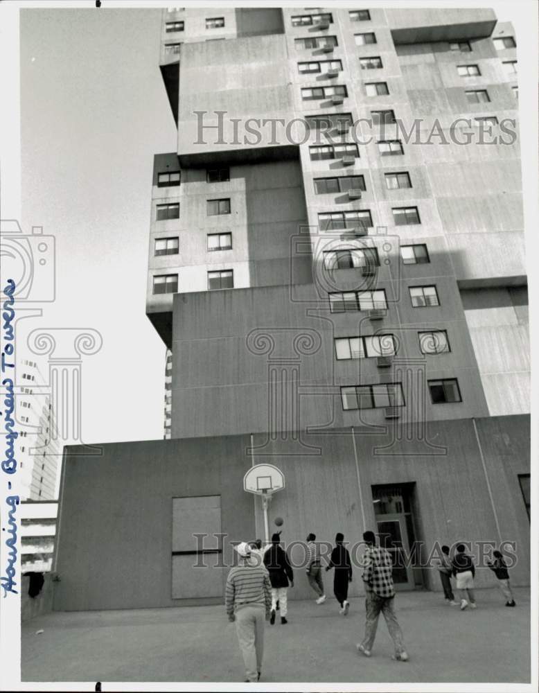 1990 Press Photo Youth play Basketball at Bayview Towers in Stamford - ctaa37001- Historic Images