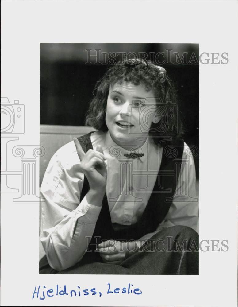 1990 Press Photo Leslie Hjeldness at U Conn Branch Library in Stamford- Historic Images