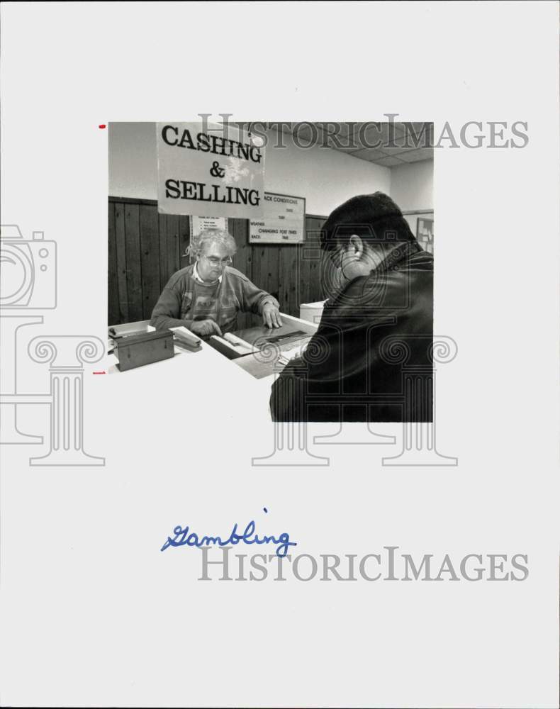 1992 Press Photo Lew Gaudio cashes Winning Ticket at OTB Parlor in Norwalk- Historic Images