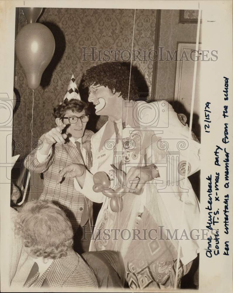 1979 Press Photo Clown at Anne Munkenbeck School Christmas Party with Attendee- Historic Images