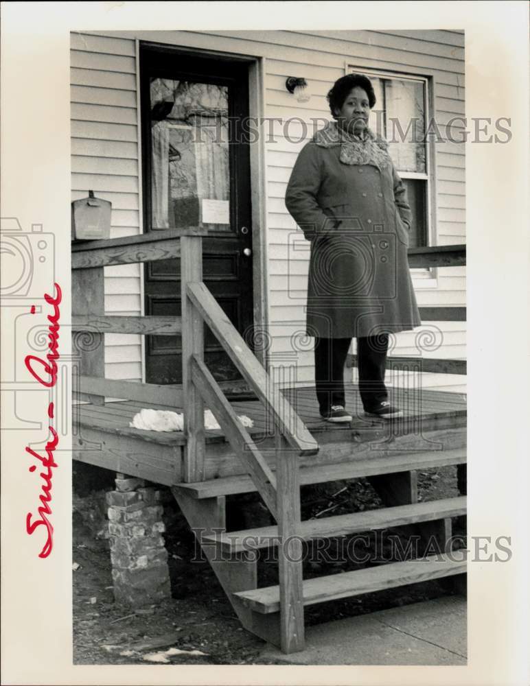 1986 Press Photo Annie Smith on her Porch outside 12 Taff Avenue Home, Stamford- Historic Images