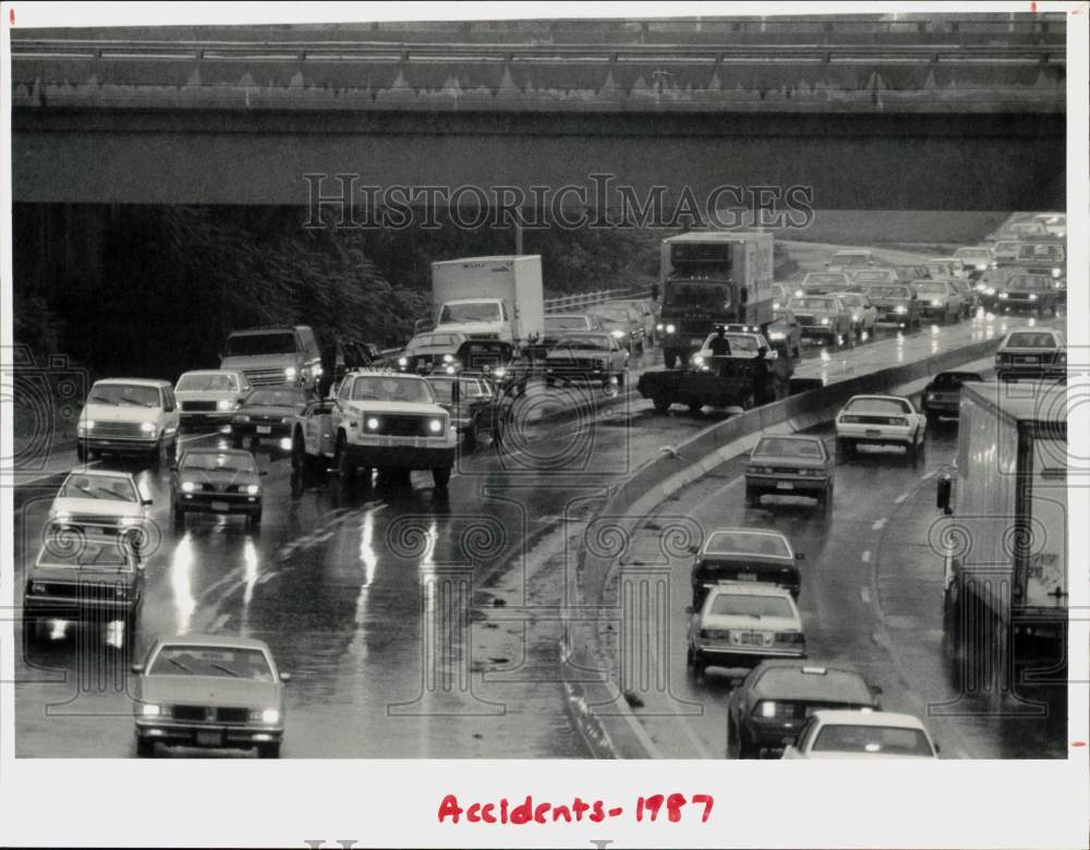 1987 Press Photo Rush Hour Traffic and Car Accident on Connecticut Turnpike- Historic Images