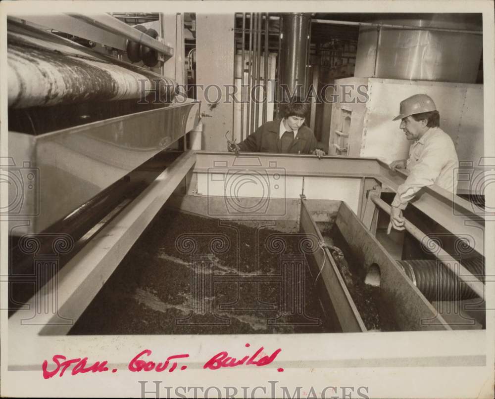 1979 Press Photo Jeannette Semon and Marvin Schneider with Sewage in Stamford- Historic Images