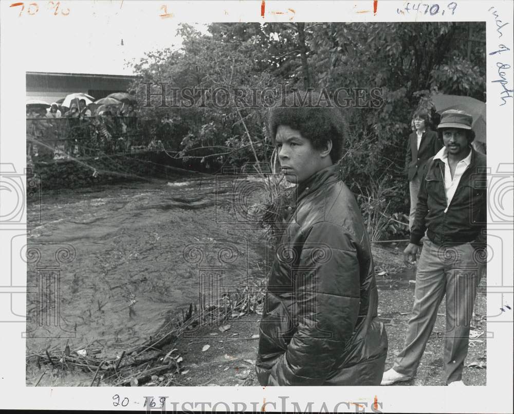 1982 Press Photo Men view flood - ctca02599- Historic Images