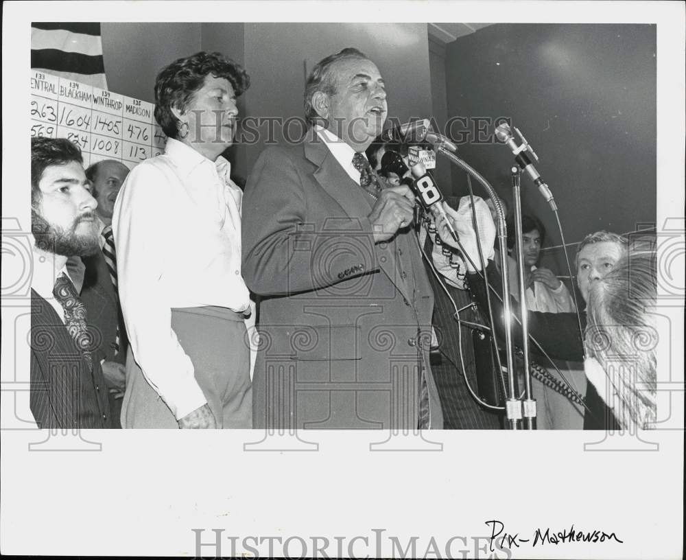 1977 Press Photo Man and woman speak to press about election - ctca03000- Historic Images