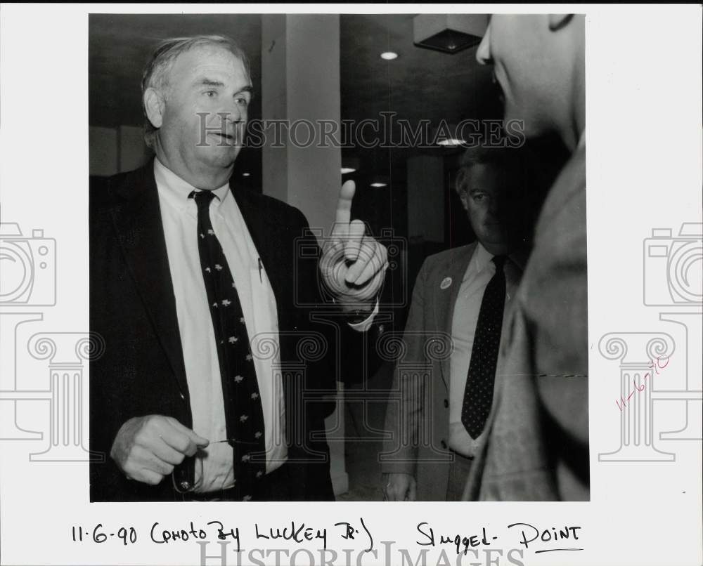 1990 Press Photo Lowell Weicker gestures while talking to colleagues at an event- Historic Images