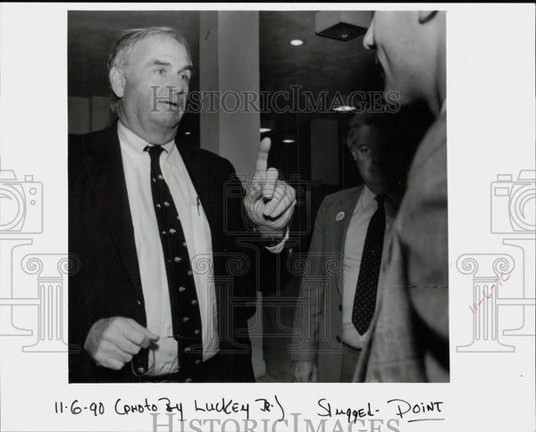 1990 Press Photo Lowell Weicker gestures while talking to colleagues at ...