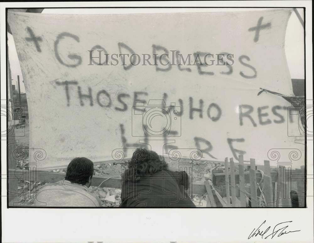 Press Photo People view sign posted at building collapse - ctca04049- Historic Images