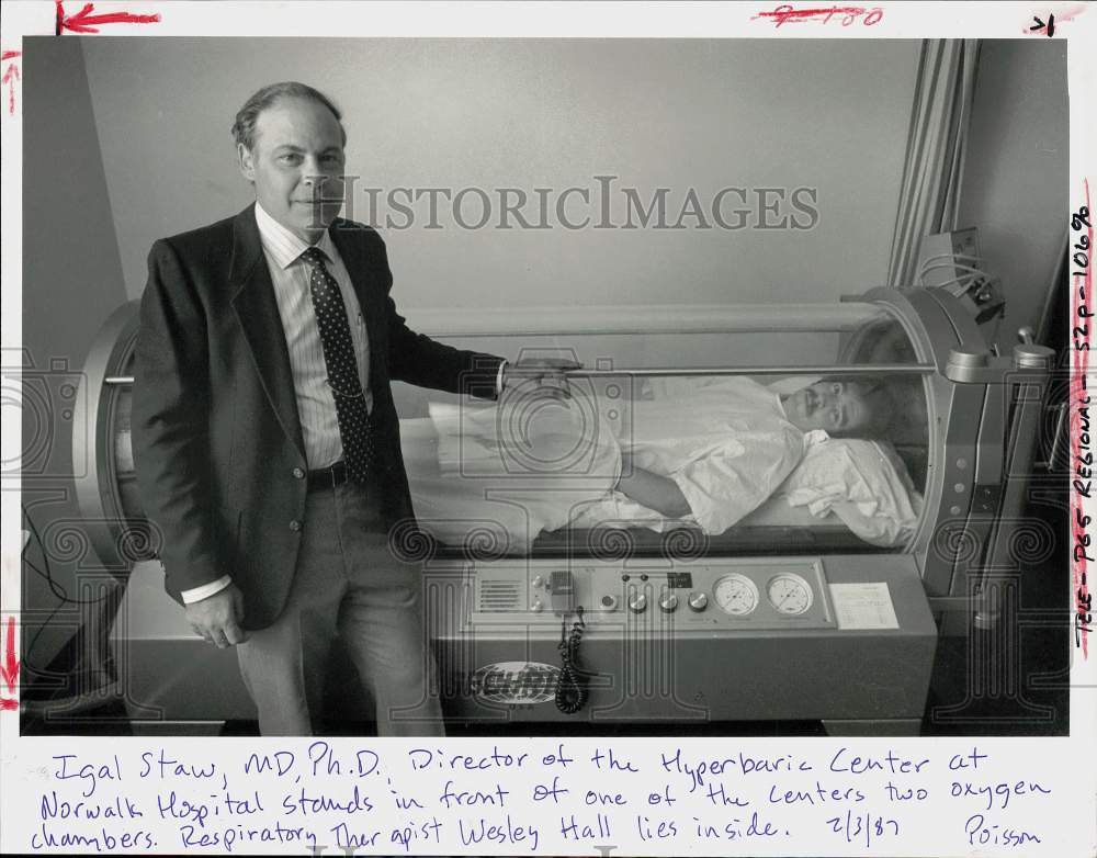 1987 Press Photo Dr. Igal Staw beside patient in hyperbaric chamber in Norwalk- Historic Images