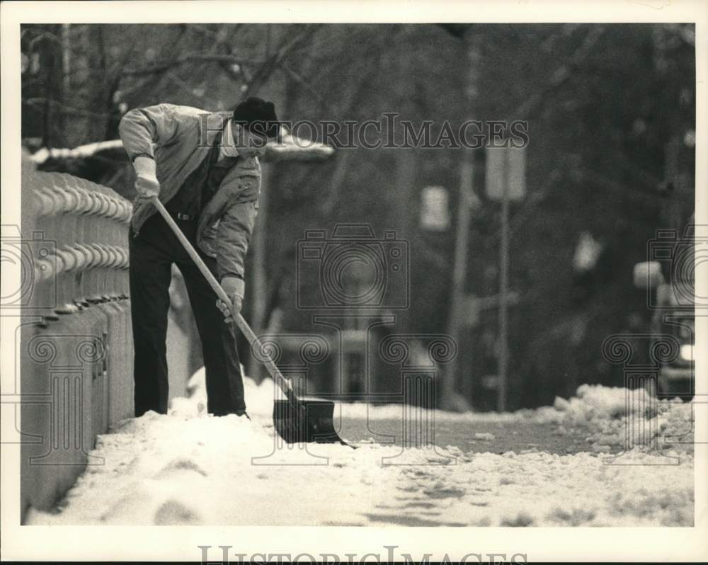 1992 Press Photo Anthony Bruno shovels snow on Greenwich sidewalk - ctga01972- Historic Images