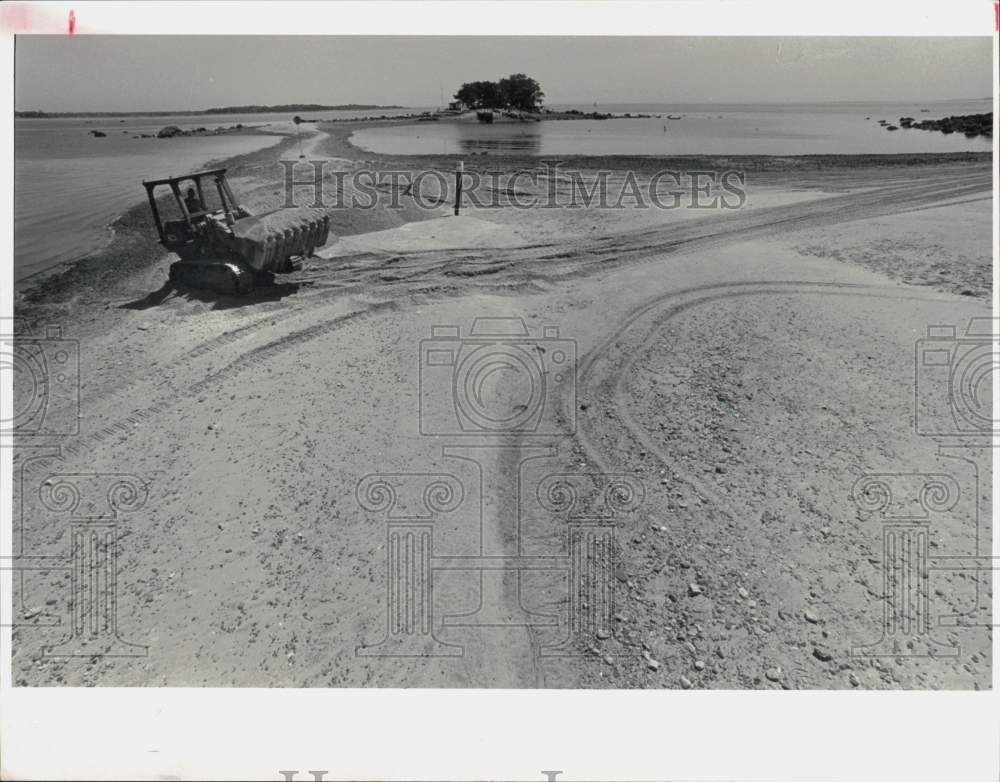 1987 Press Photo Front loader moves sand on the small beach at Island Beach- Historic Images