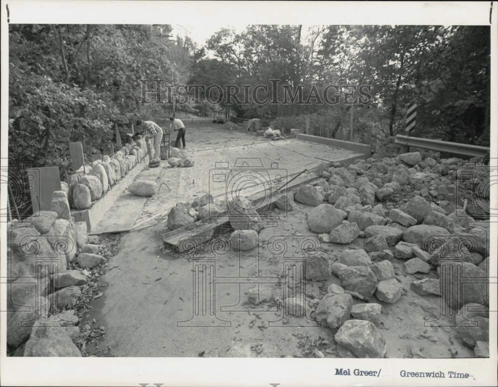 1987 Press Photo Workers during renovation of a bridge on Lake Avenue, Greenwich- Historic Images