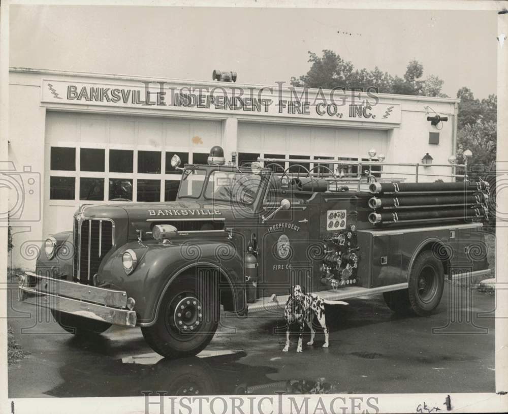 1984 Press Photo A firetruck parked in front of Banksville Fire Station- Historic Images