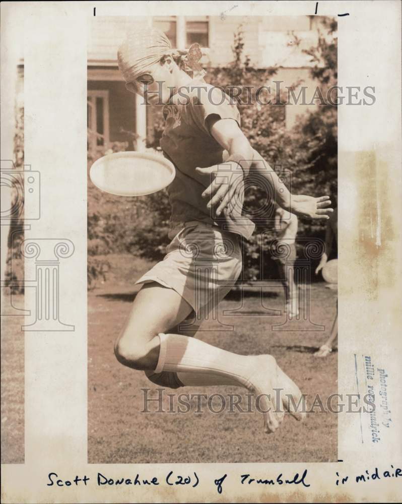 1980 Press Photo Scott Donahue of Trumbull, Connecticut, catches Frisbee outside- Historic Images